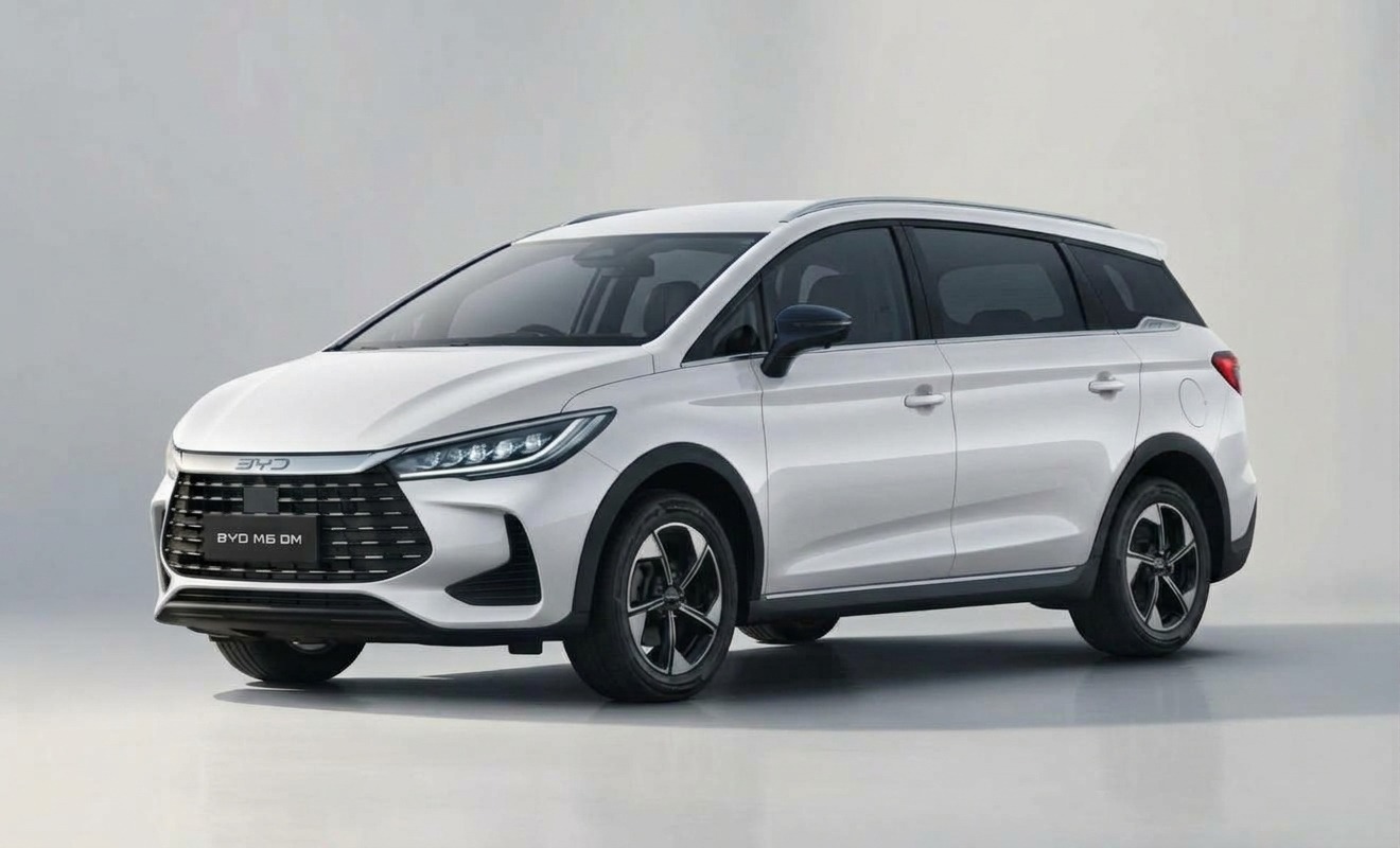 Tampilan Luar BYD M6 DM warna Crystal White