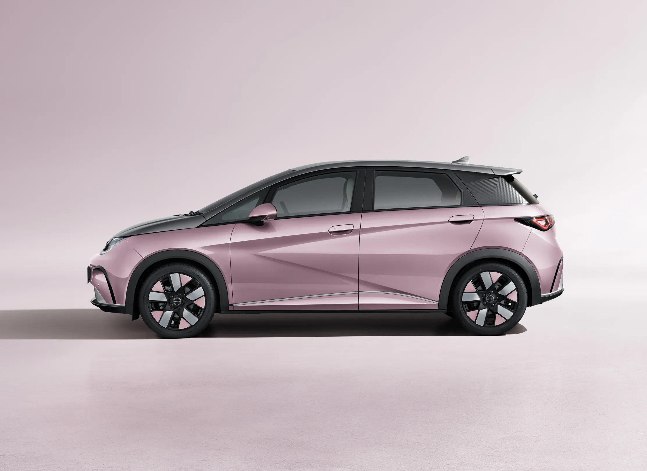 Tampilan Luar BYD Dolphin Dynamic Standard Range warna Coral Pink